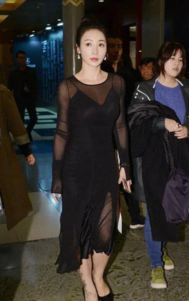 柳岩身材丰满还很敢穿,透视连衣裙配丸子头,半露不露最撩人_黑色_颜色