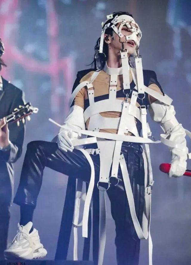 对于华晨宇的粉丝来说,他唱歌时的撕心裂肺,跳舞时的"群魔乱舞",不仅