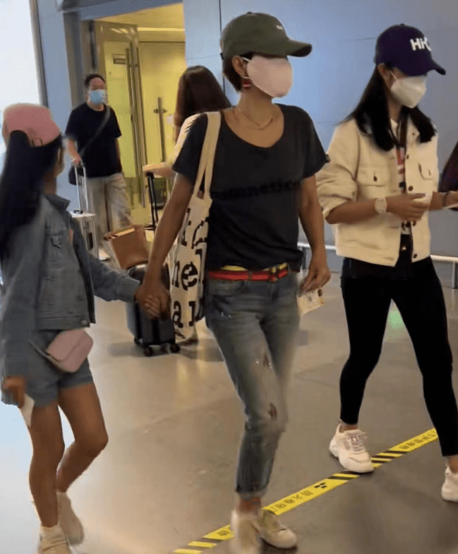 尤其是二女儿哎呦喂一直都频频回头向后看去,马伊琍同样也是,有一搭没