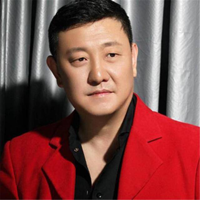 韩磊,又名森布尔,1968年出生于呼和浩特.他是一位我们男歌手.