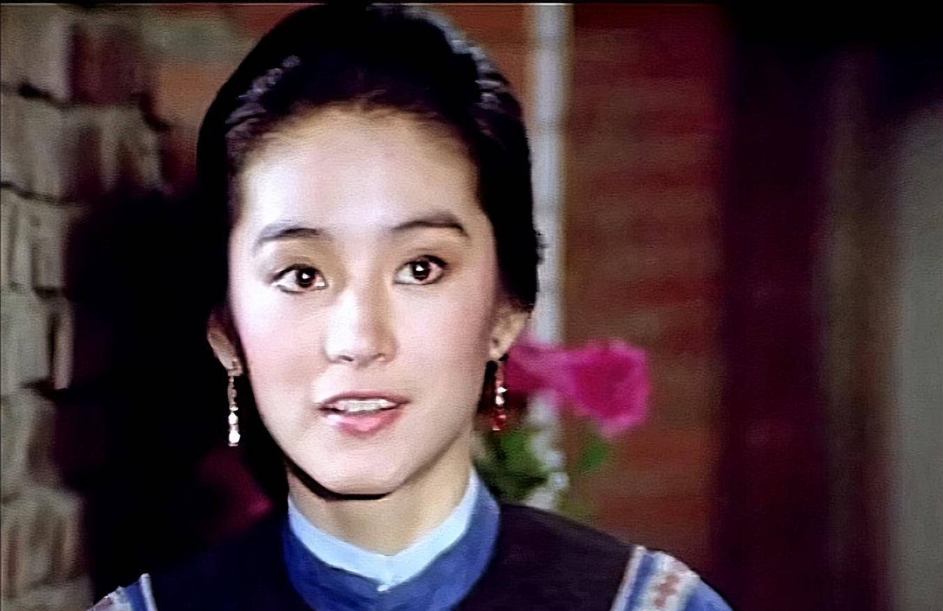 拍完《碧血黄花》之后,林青霞停止拍戏,自费去进修.