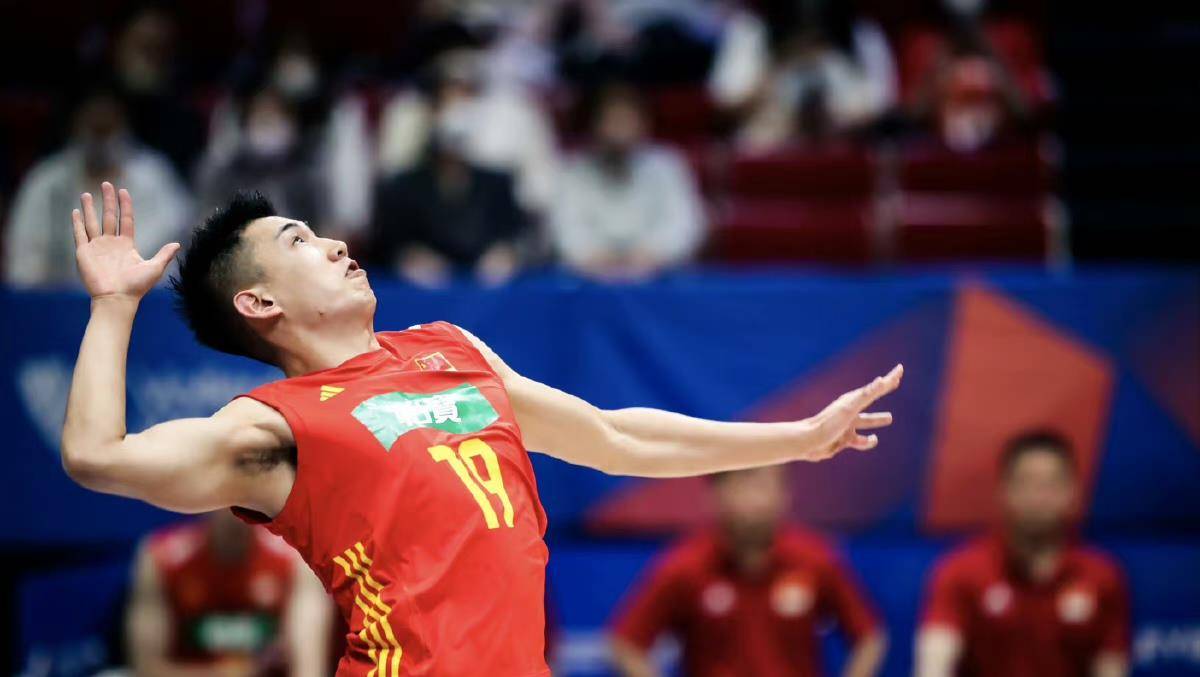 我们男排险胜鱼腩,张冠华31分立功,将和国外队争四强_比赛_大战_印尼