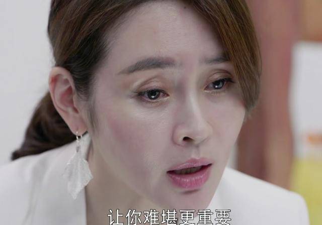 相比满腹诡计,频下黑手的王蕾,于明加饰演的看起来知性端庄的沈逸林