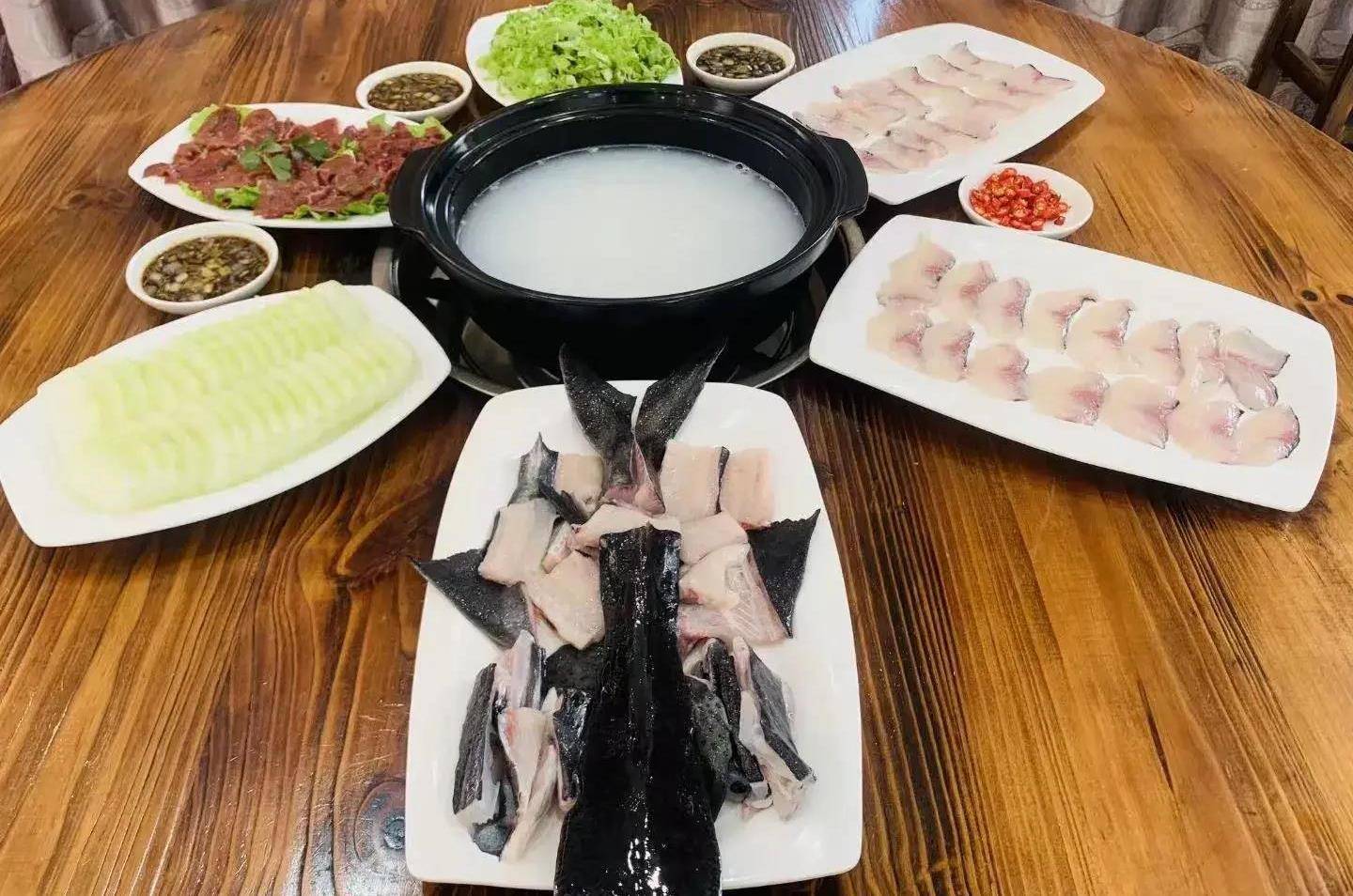美食探店～肉脆无骨的鸭嘴鱼应该怎么吃?_做法_鱼肉_差不多
