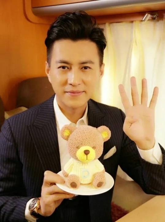 45岁靳东,穿上西装封神,恭喜"老干部"靳东,又添新职_网友_工作_祝福