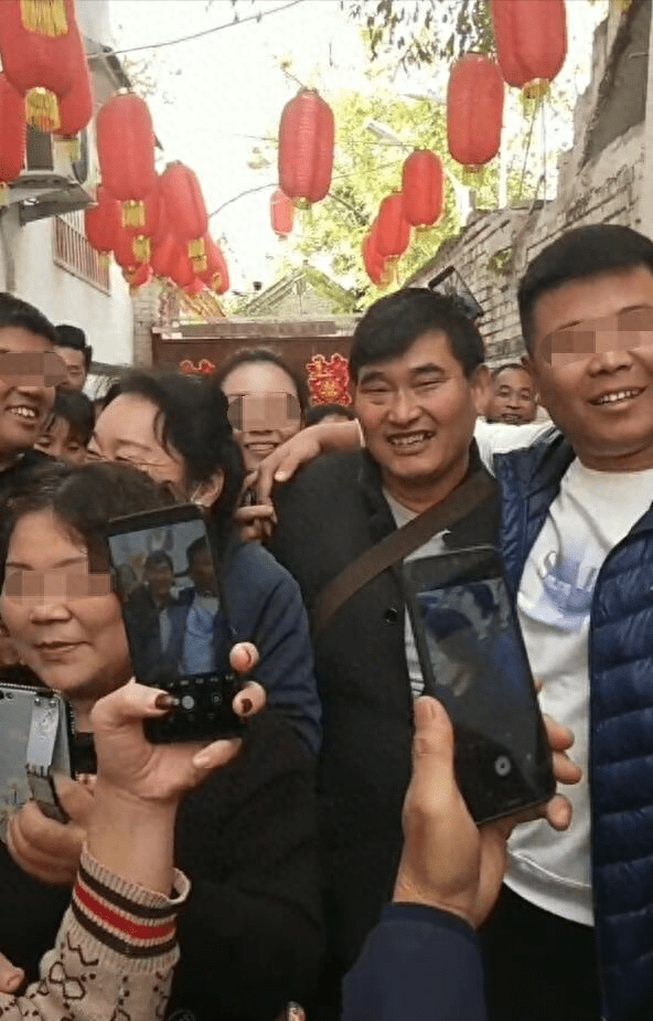 大衣哥北京"豪宅"被曝光,网友:想不到竟是这种人!_朱之文_时候_舞台