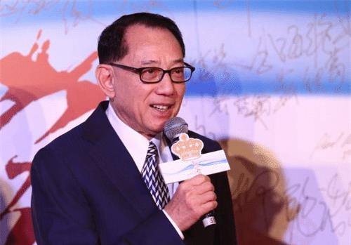 曾志伟也嘲讽了容祖儿的长相,并且自以为凭借自己在圈内的身份,杨受成