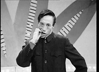 逛厂甸》,哑剧表演艺术家王景愚表演了春晚上第一个哑剧小品《吃鸡》