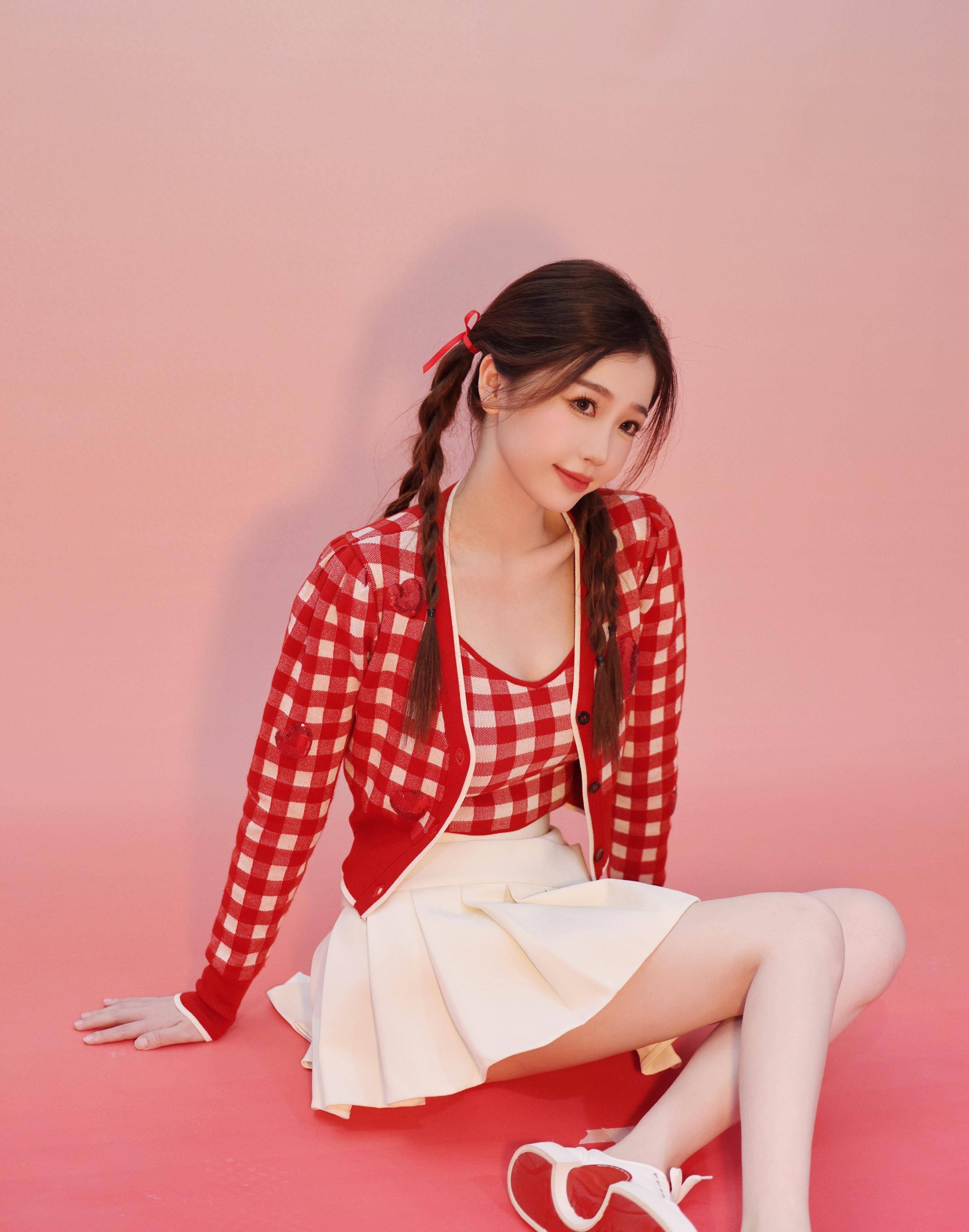 虞书欣一袭红色一字肩吊袜带连衣裙迷人_活力_卷发_小辫子