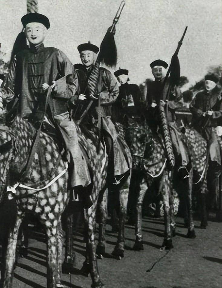 除了和"阴间",死亡沾边,看起来就像仿真机器人,就连扎彩匠自己也害怕