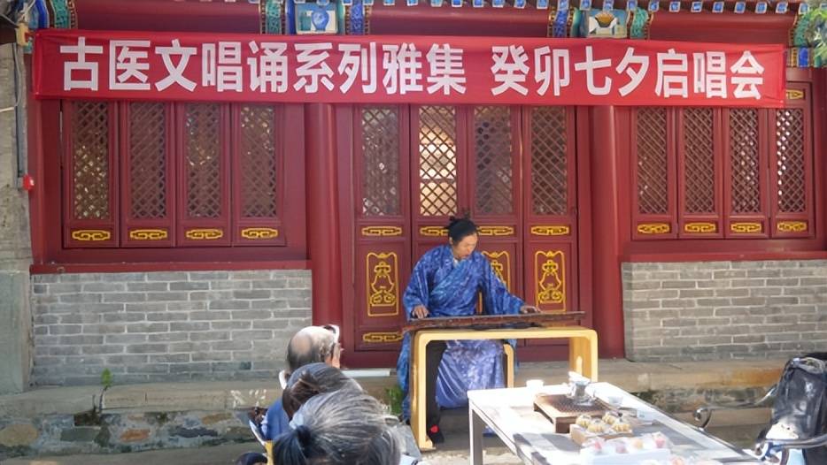 接着,明道堂经学馆董妘橦舘長據明代官韻《洪武正韻》依字行腔,吟唱了