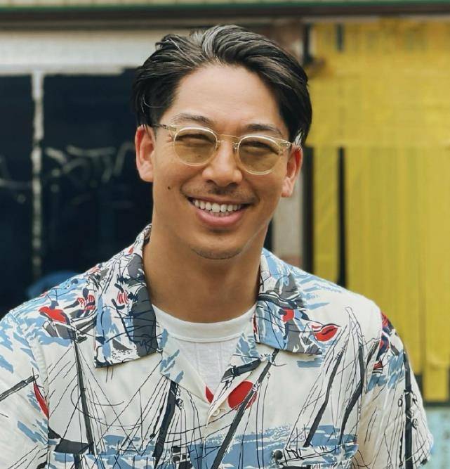 看他脱去上衣后,女粉都不矜持_黑泽_造型_身材