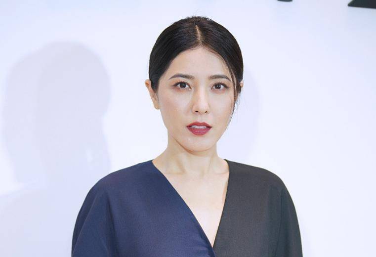 冻龄女神生图比美,44岁曾黎梳马尾显嫩,50岁俞飞鸿黑裙显疲惫_生活
