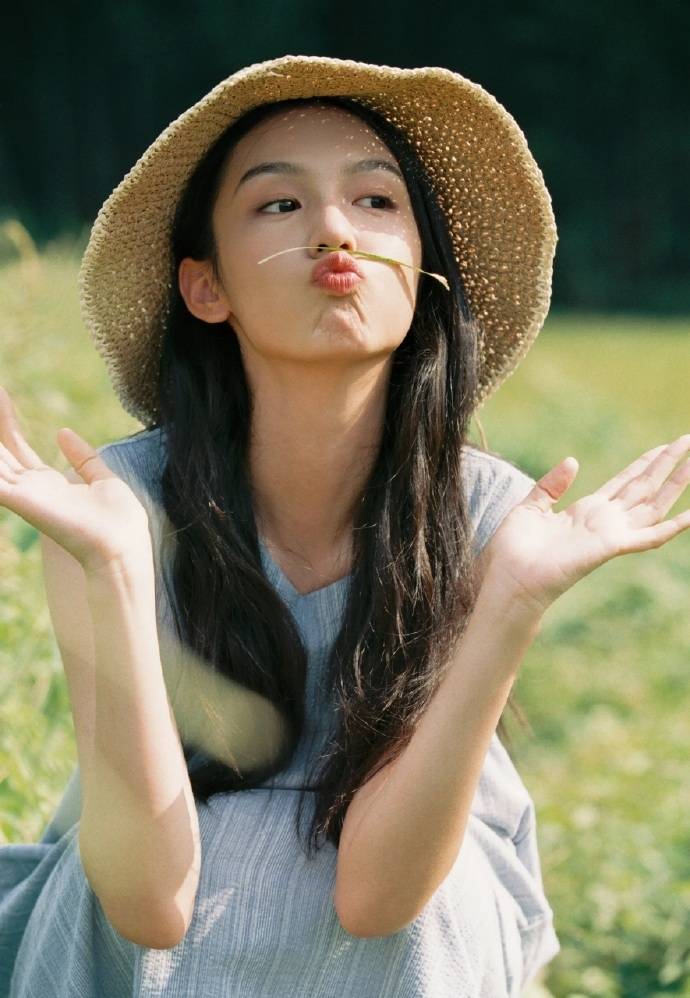 穿棉布长裙拿草编扇,笑意盈盈少女气息浓_草帽_笑容_电影