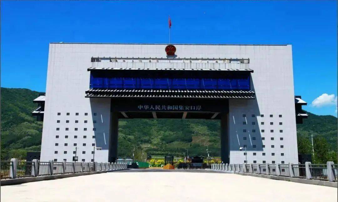 动脉,更是中朝友谊的象征; 公路口岸国门是目前东北地区整体跨度最宽