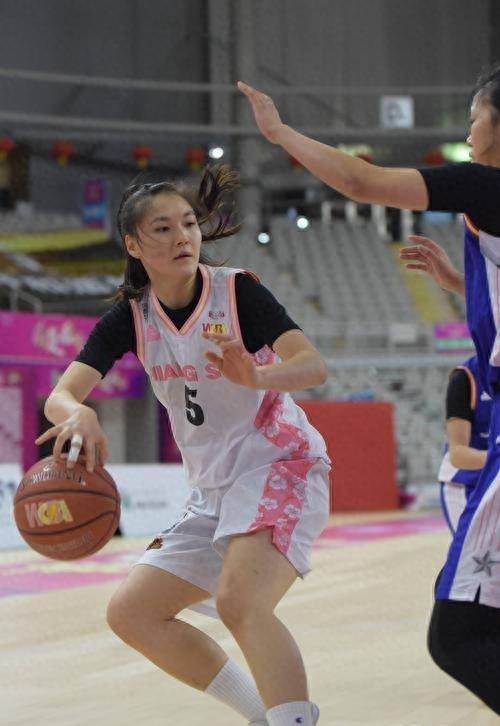 另外一名24岁的新秀张玲阁,一米九的身高,在职业比