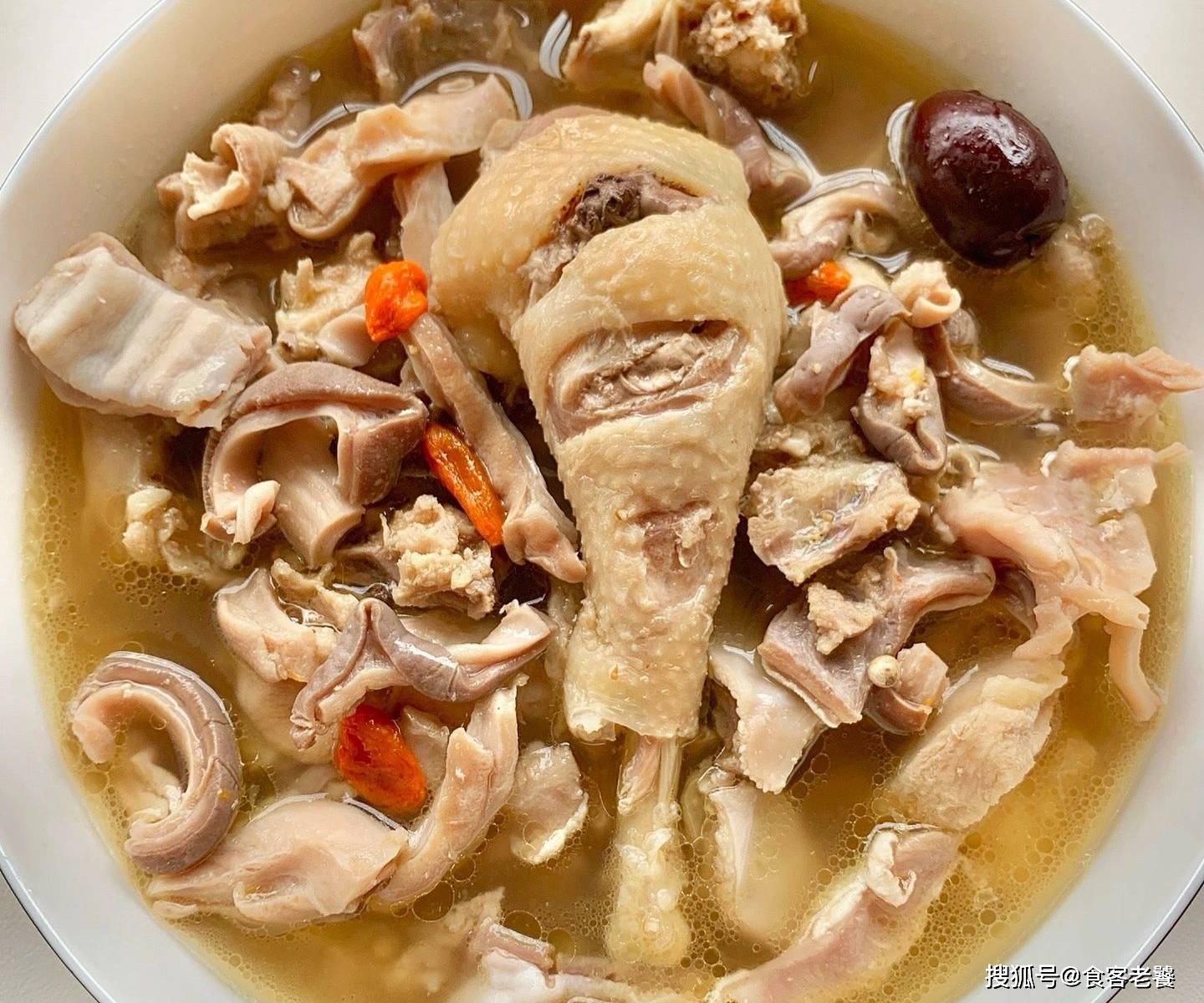 丈母娘说猪肚鸡汤这样做,猪肚香嫩爽口,汤汁鲜美滋补,养生健脾_红枣