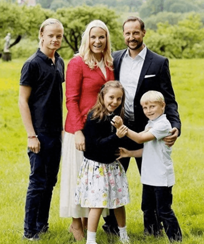 寿星穿白裙仍清纯,玛莎公主黑人男友缺席_梅特_王储_穿着