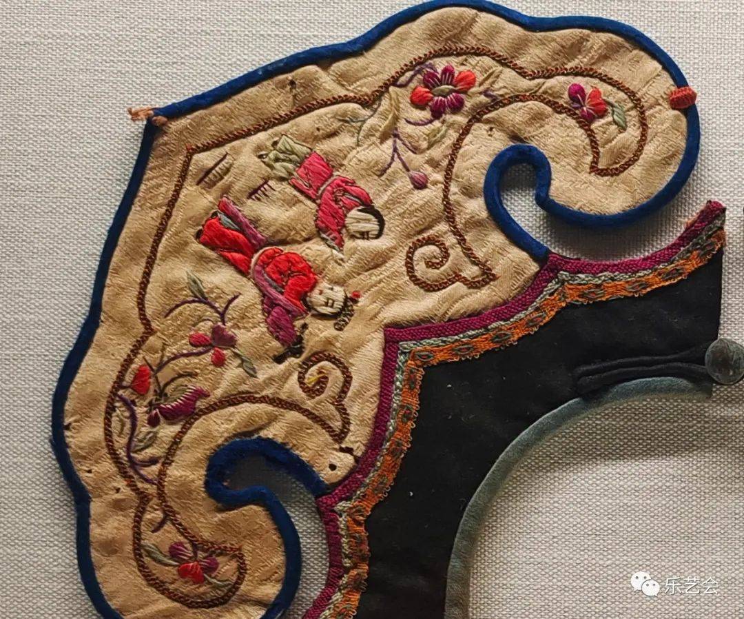 头上戴着金丝八宝攒珠髻,绾着朝阳五凤挂珠钗;项上带着赤金盘螭璎珞圈