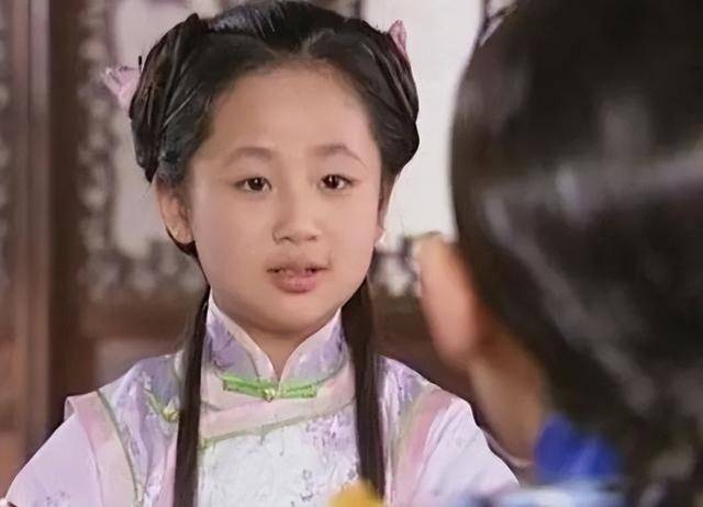 2003年,杨紫与何炅共同拍摄了电影《女生日记》剧照.