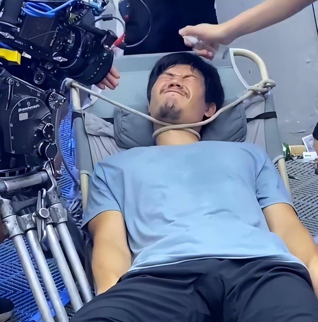 个硬汉,也非常注重锻炼身体素质,他特别喜欢炫耀自己的腹肌和小臂线条