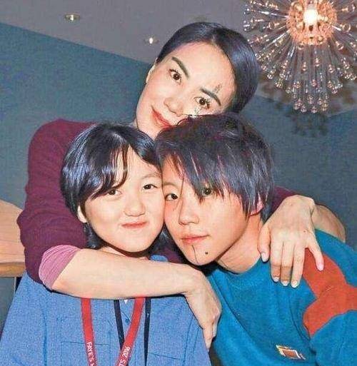 李亚鹏与继女同框出席活动,窦靖童穿扮帅气,长发神似妈妈王菲_周迅