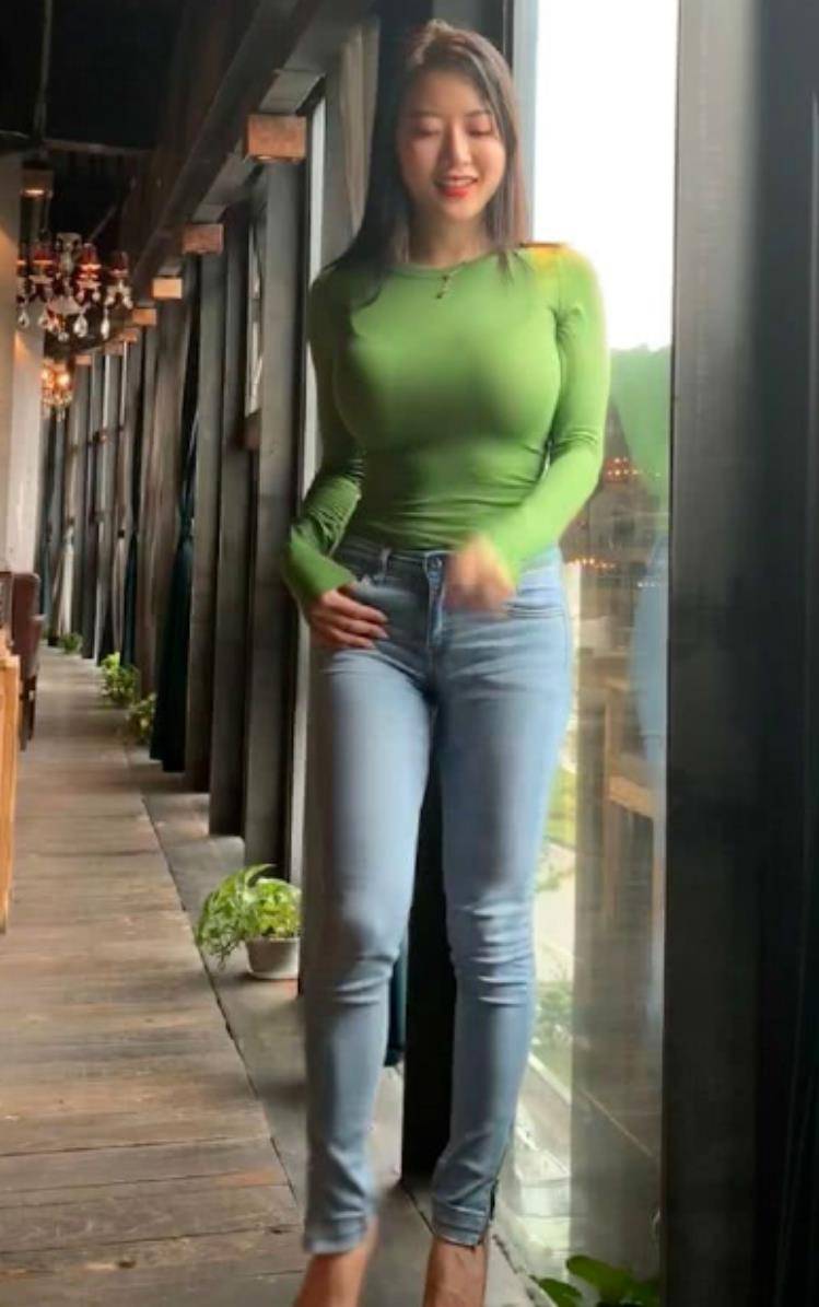 体重130斤的蒋聘婷身穿绿色背心魔鬼身材照片_时尚_风格_魅力