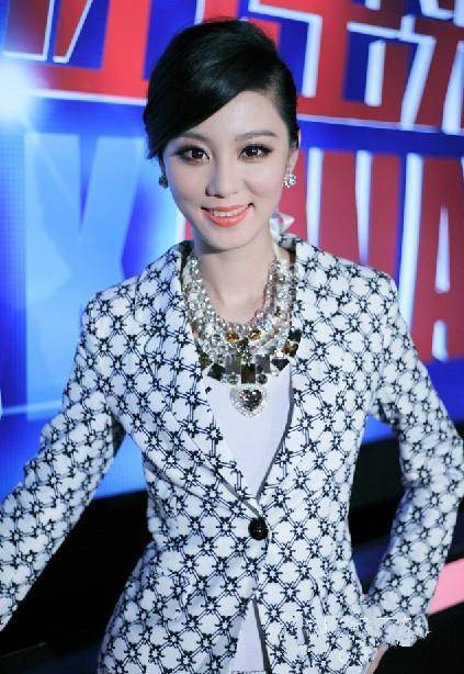 本以为王牌女郎"费费"只是主持人,多重身份曝光,活该她受重视_节目