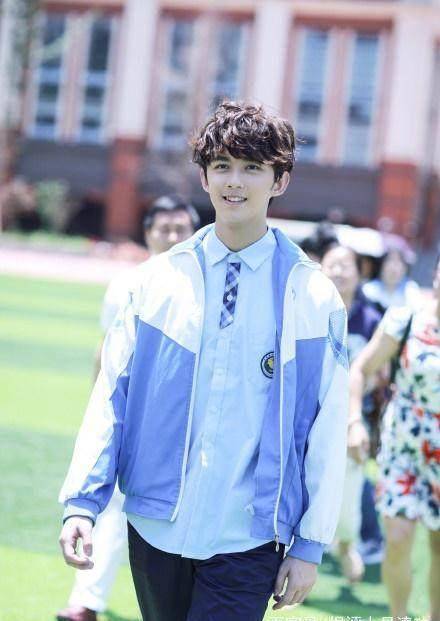 怪不得易烊千玺不敢回学校擦黑板,看了吴磊回学校的壮观就知道了_校服