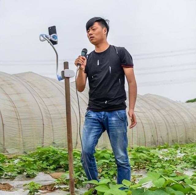 菜棚哥姚大原名姚步强,1984年出生,安徽怀远人,从小姚大就非常喜欢