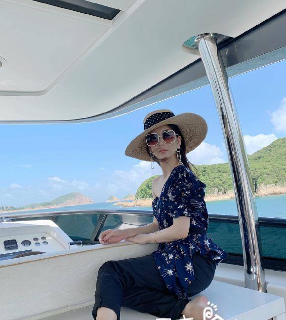 都是穿着泳衣秀性感身材,只有方媛最保守,穿着长裙子,显得格格不入