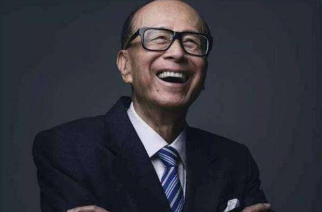 别看李嘉诚如今风光无比,但其小时候吃的苦并不比任何人少.