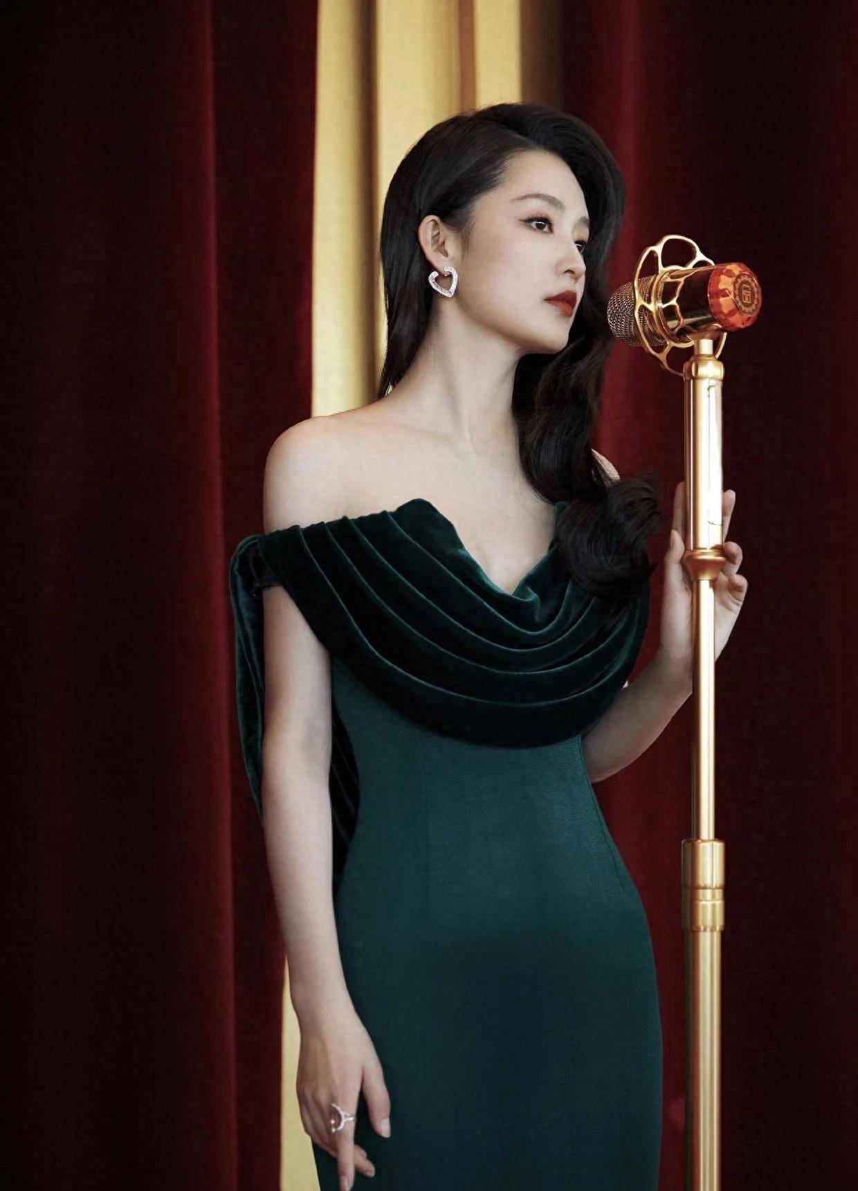 李沁身材比例绝了,穿一字肩墨绿色的连衣裙腰又细又直,高级洋气_女人