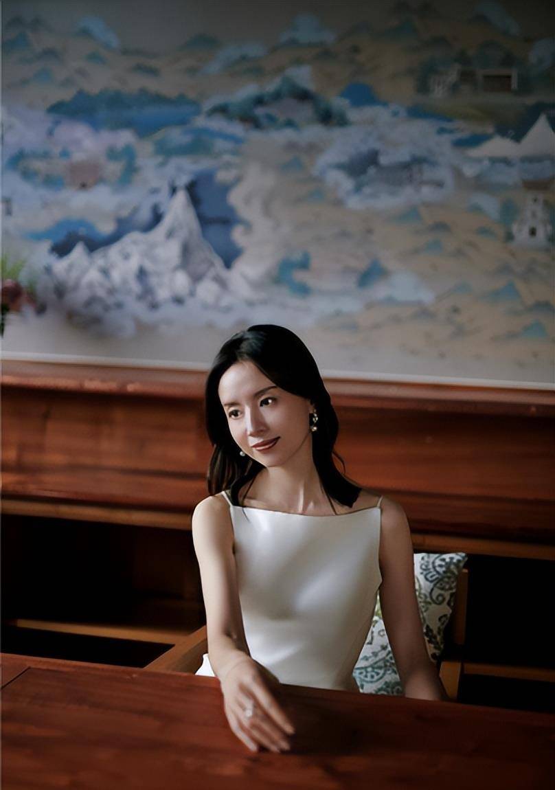 43岁董洁晒照身材干瘦!