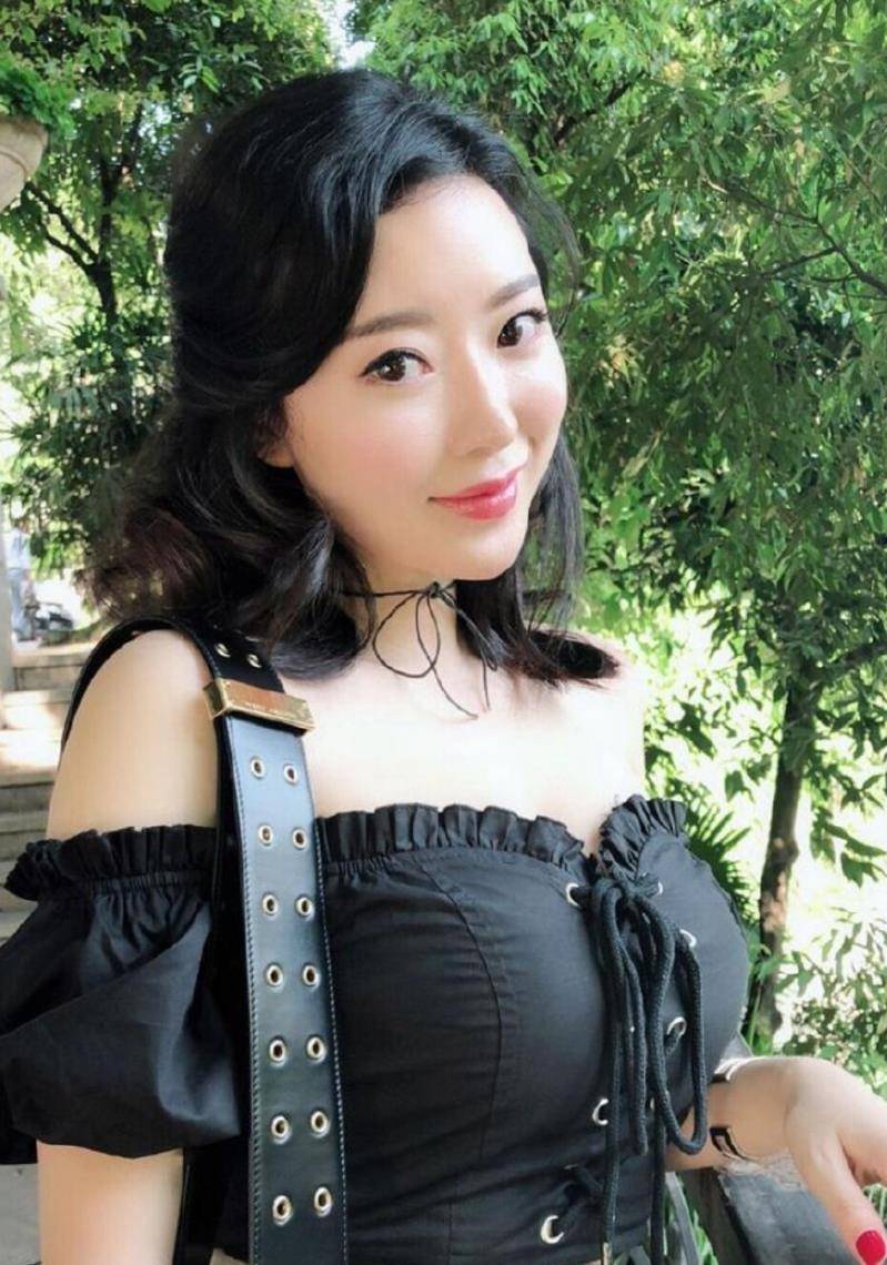 体重130斤的蒋聘婷身穿绿色背心魔鬼身材照片_时尚_风格_魅力