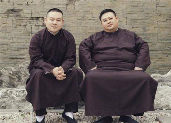 德云社后台,和岳云鹏烧饼曹鹤阳合影,孙越成功抢镜成瘦子背景板_演出