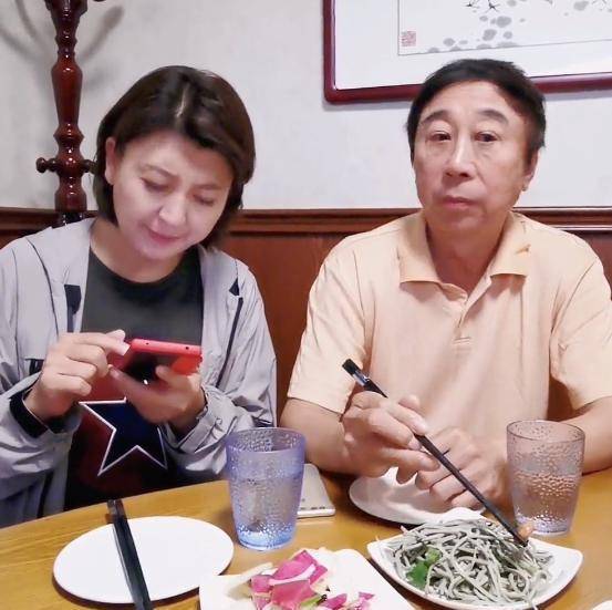 冯巩一家六口吃团圆饭,兄弟姐妹五官相似,误以为是冯巩模仿秀_基因