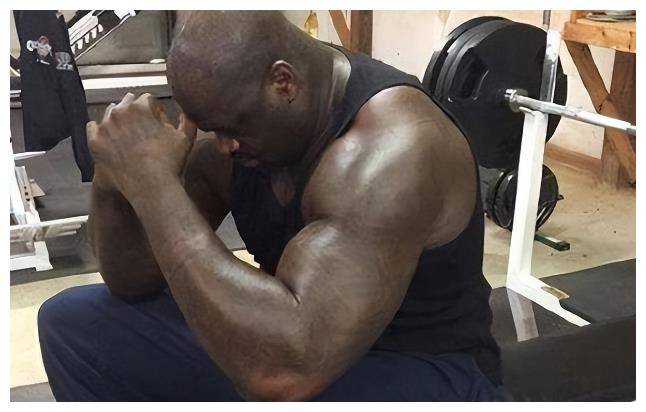 威少的肌肉是有防范的,绝对有天花板,但乔丹的肌肉却没有他那么漂亮.