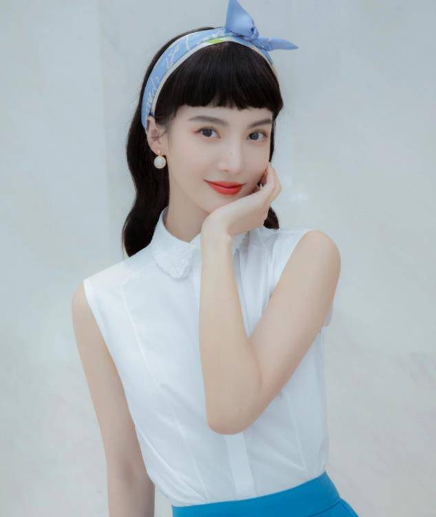 深夜和小鲜肉聚会喝醉,两人在车内亲热被拍_贾乃亮_视频_男子