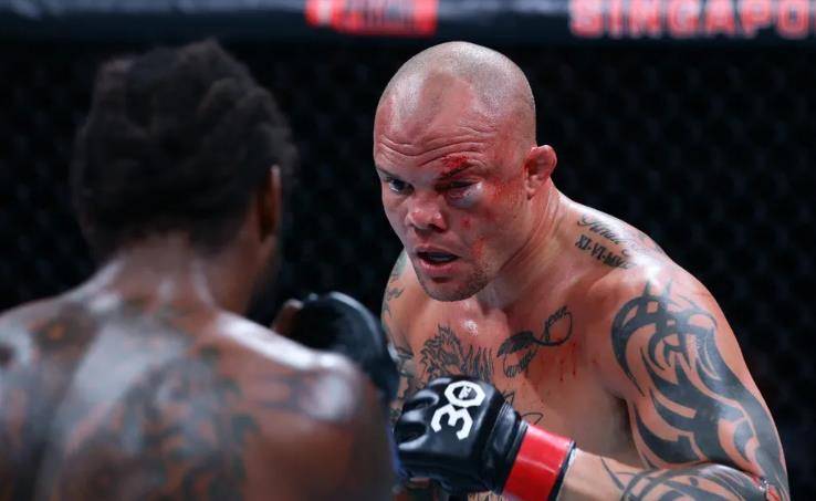 轻重量级的联合主赛中,"狮心"安东尼·史密斯凭借坚强意志分歧判定