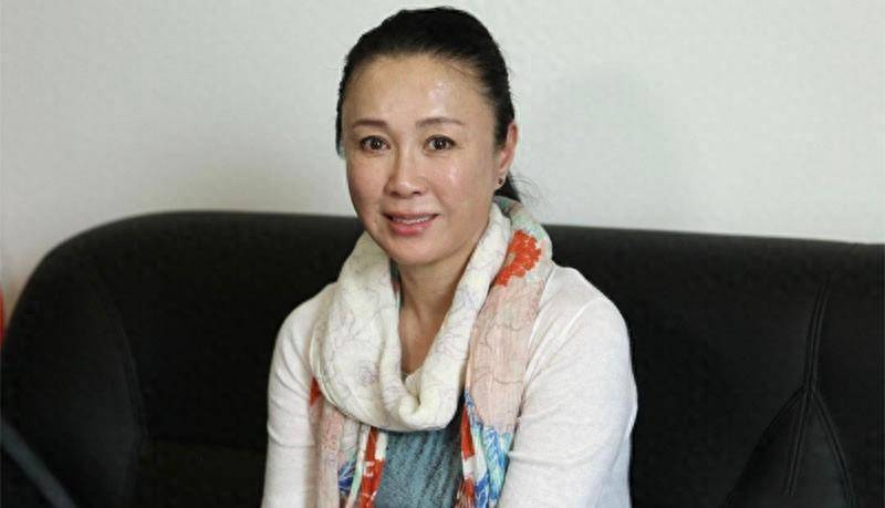 看了58岁傅艺伟的状态才知道:女人老了不需要娇美,老了自然优雅_女性