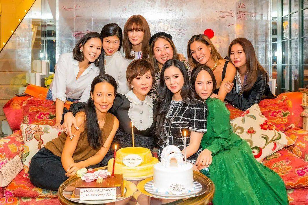 今年她还出现在了腾讯总裁刘炽平的太太汤敏仪组局的派对上,与林恬儿