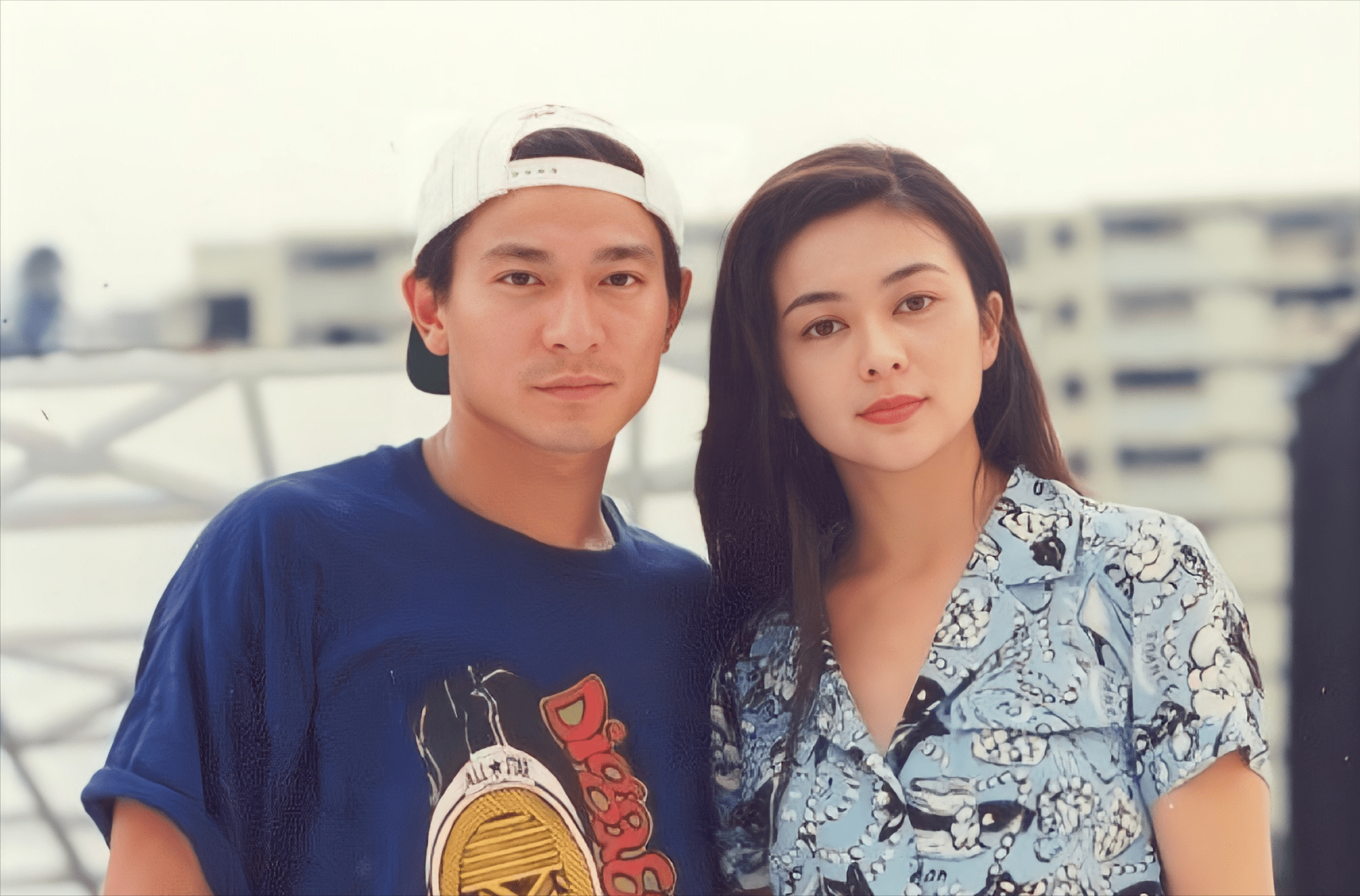 61岁关之琳和60岁刘德华同框,与众人合影,赌王四太亲自来了_艺术_展览