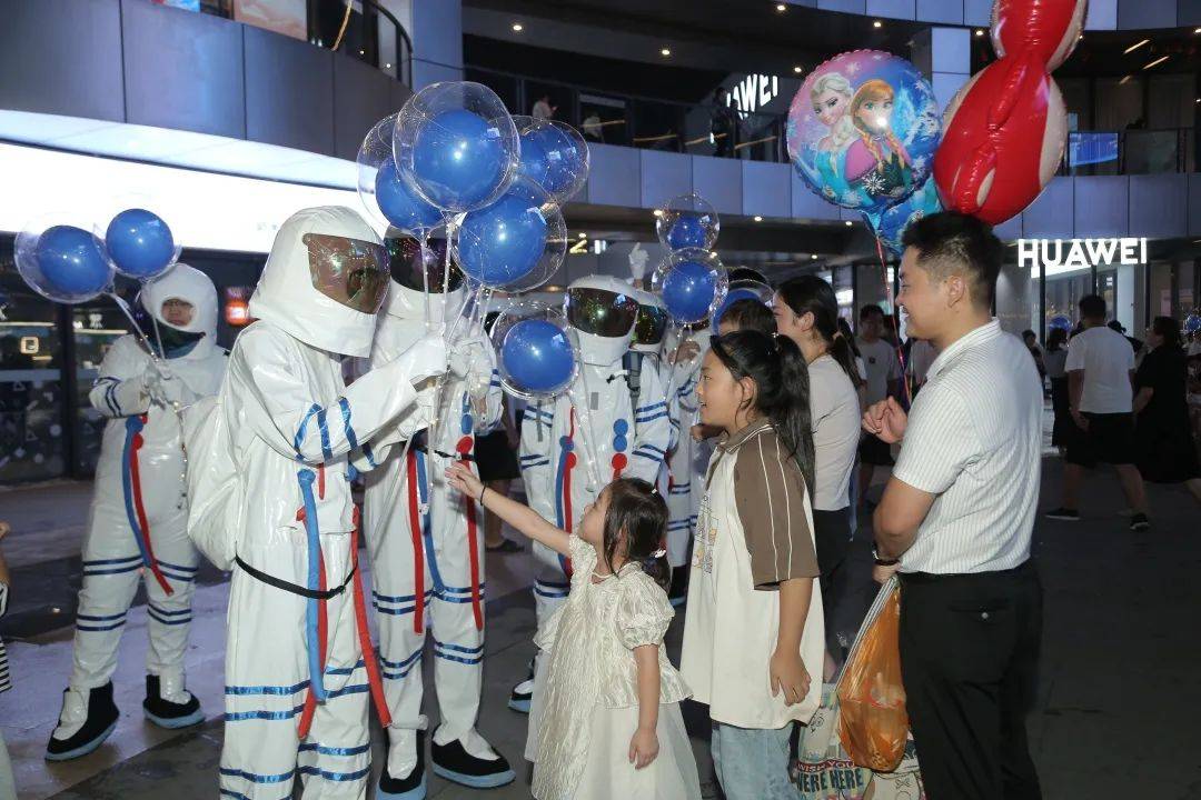 太空人惊喜现身,商丘秒变"快乐星球"?_建业_城市_广场