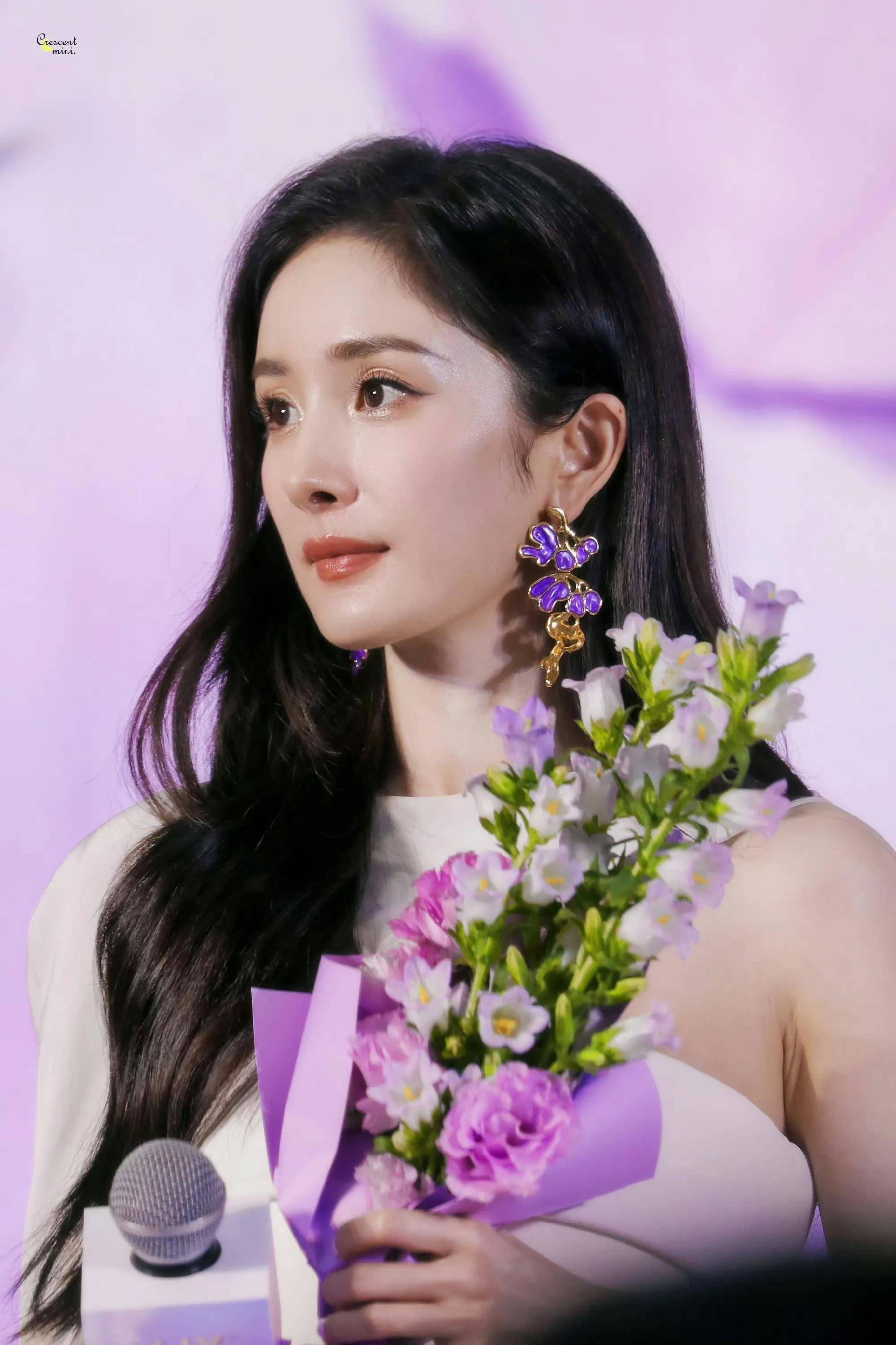 杨幂穿开叉披风白裙优雅高贵 风情妩媚_姐姐_鲜花_时尚