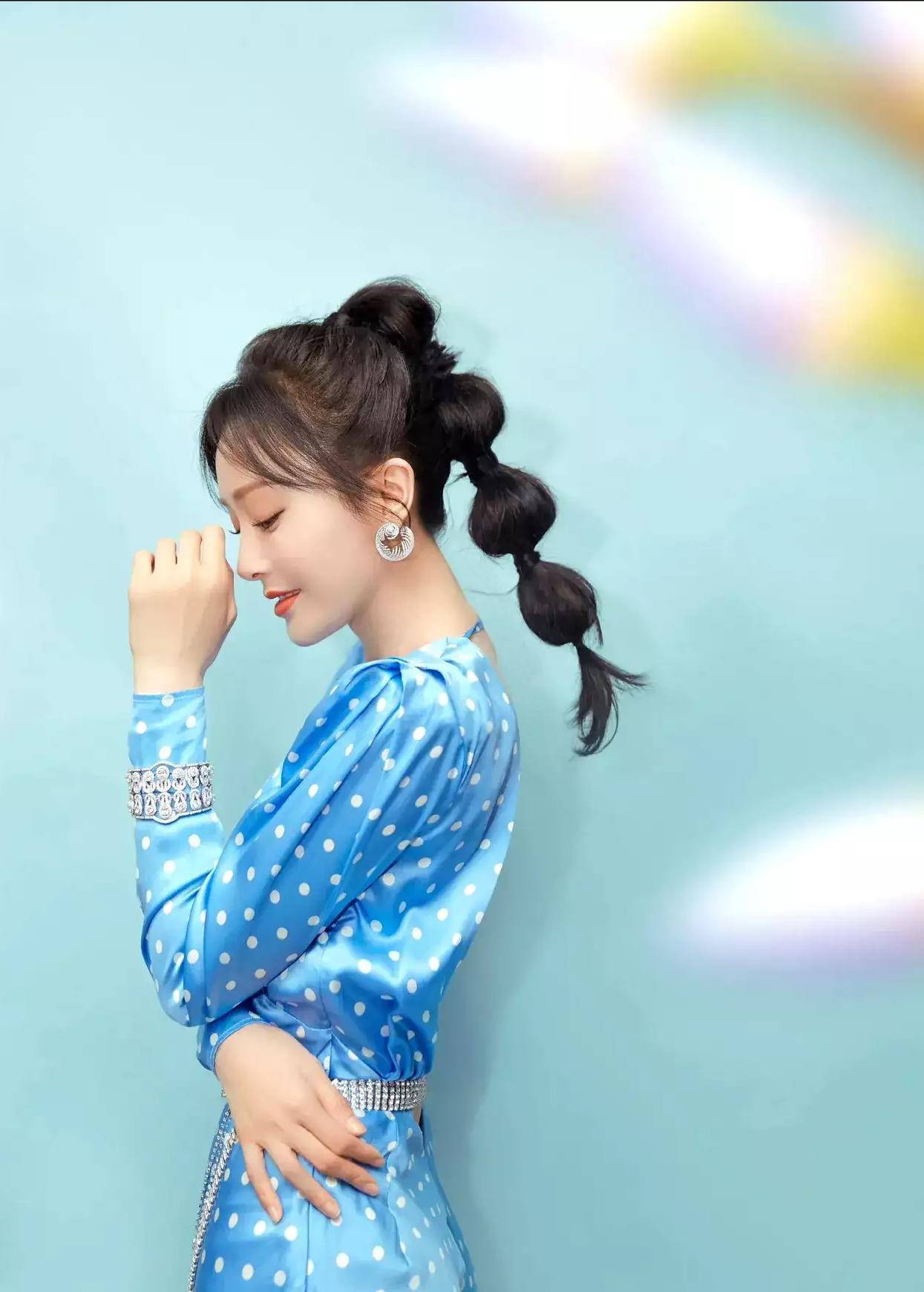 蓝色波点搭配高马尾,俏皮又不失优雅精致_时尚_连衣裙_发型