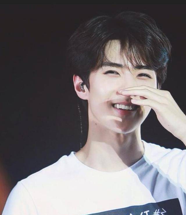 吴世勋朴灿烈都肿了,张艺兴造型却被夸_门面_都变_年龄