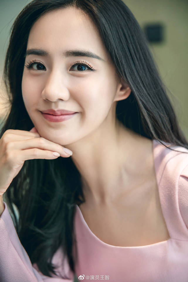 "秋雅"王智送女儿上学,3岁小米比剪刀手好可爱,颜值高像妈妈_工作