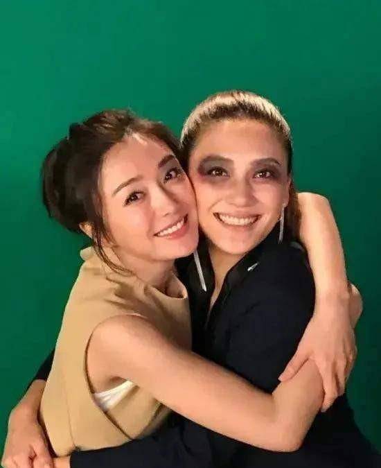 秦岚和应采儿化"熊猫"妆搞怪扮幽默,一对姐妹花舞姿又酷又飒_照片