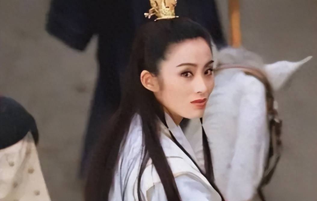 55岁张敏定居泰国,身材暴瘦认不出,身上配饰吸睛_网友_消息_赵敏